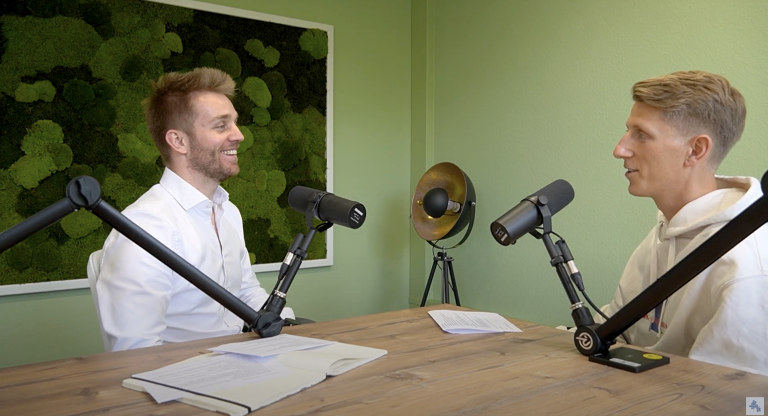 Leon und Norman im Gespräch: Zwei Männer, Mikrofone, Podcast über Umwege, Chancen und Erfolg.