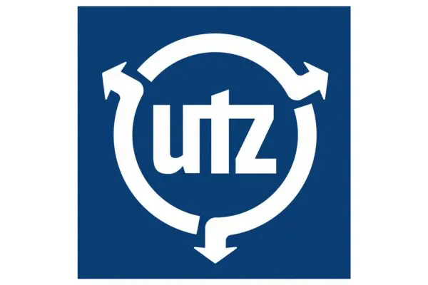 Logo UTZ Weißes UTZ Logo mit Kreispfeilen auf blauem Quadrat im Partnerslider mit Top-Margin.