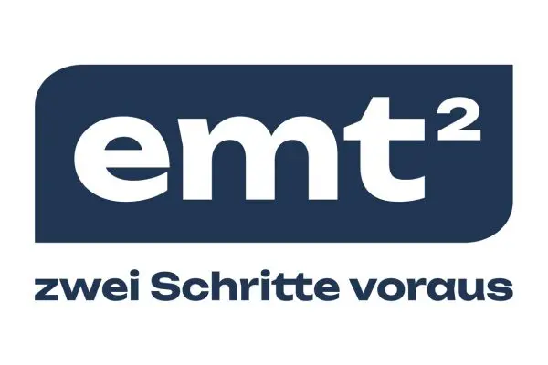 Firmenlogo emt2 in weißer Schrift auf dunkelblauem Grund mit dem Slogan zwei Schritte voraus im Partnerslider