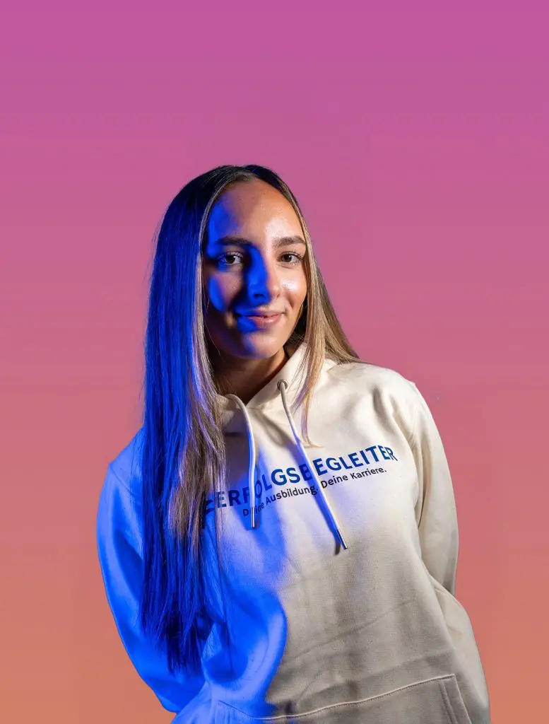 Denise_Kreissparkasse Denise von der Kreissparkasse, junge Frau mit Kapuzenpullover. Startseite.