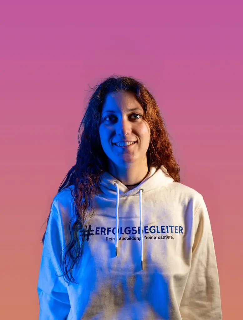 Farina_Tierpark Startseite: Frau mit Hoodie #ERFOLGSBEGLEITER. Ausbildung, Karriere.