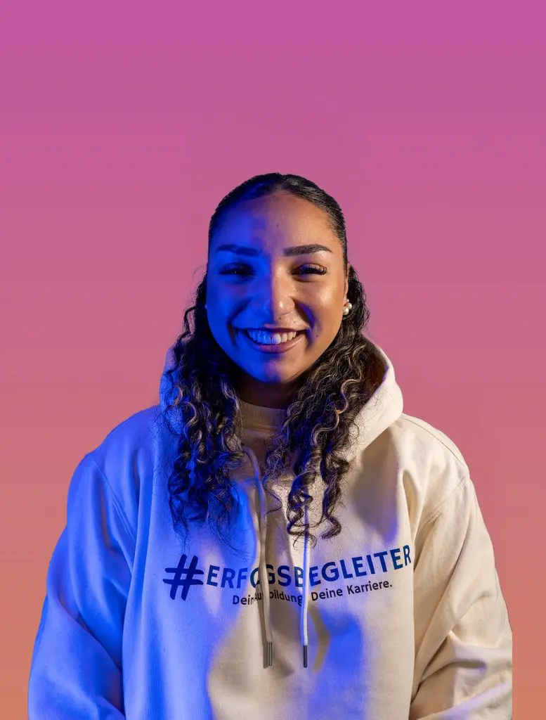 Ilayda_IHK Ilayda IHK: Lachende junge Frau mit Hoodie #ERFOLGSBEGLEITER. Startseite.