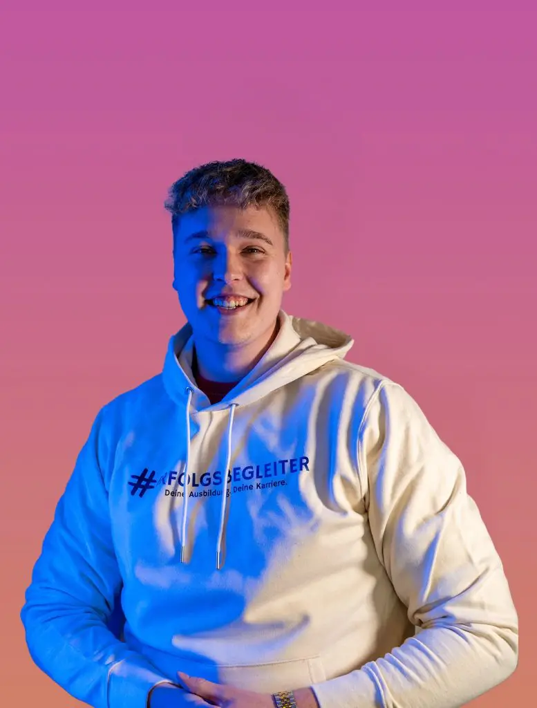 Jan-Niklas_Raifeisenbank1 Jan-Niklas Raifeisenbank: Lachender Mann mit Kapuzenpullover, Ausbildung, Karriere. Startseite.