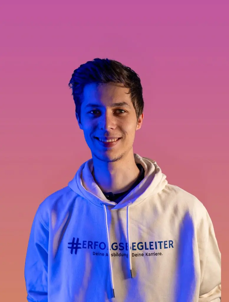 Jonas_Baerlocher Startseite: Porträt von Jonas Baerlocher mit Hoodie #ERFOLGSBEGLEITER.