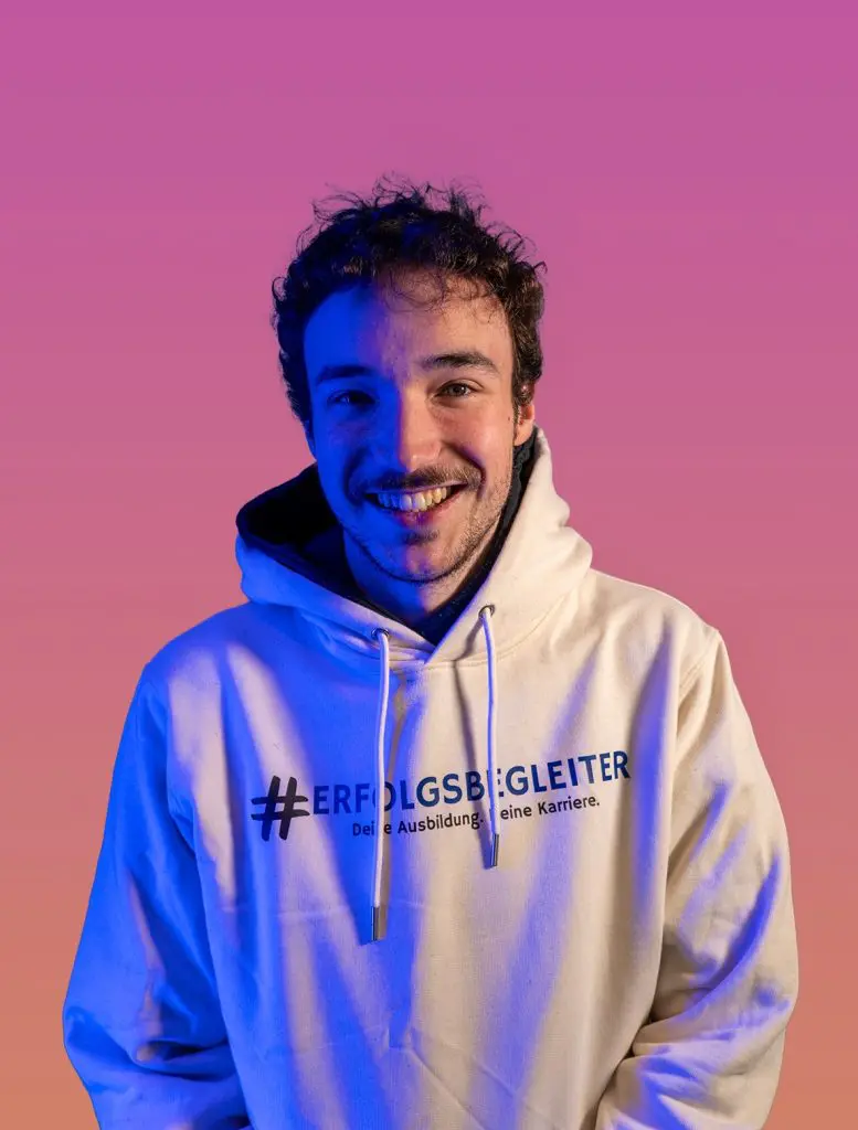 Luca_Vrielmann Luca Vrielmann, Startseite: Lachender Mann mit Hoodie #ERFOLGSBEGLEITER.