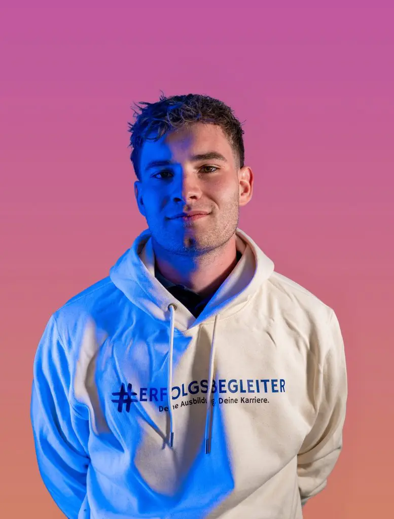 Lukas_Baerlocher Startseite: Porträt von Lukas Baerlocher mit Hoodie #ERFOLGSBEGLEITER - Deine Ausbildung. Deine Karriere.