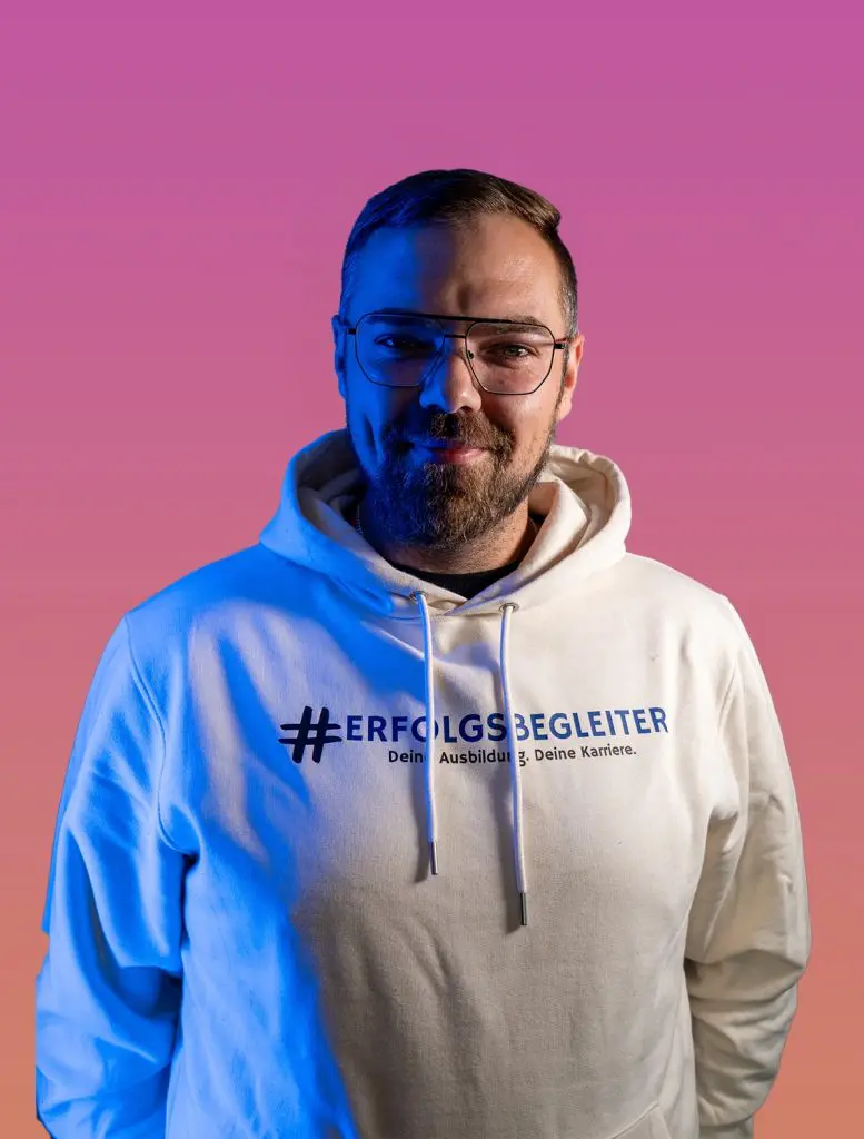 Mario_Greenflash Mario Greenflash, Mann mit Brille und Hoodie #ERFOLGSBEGLEITER. Startseite.