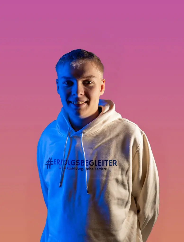 Marlon_Baerlocher1 Marlon Baerlocher: Junger Mann mit Hoodie #ERFOLGSBEGLEITER. Startseite.