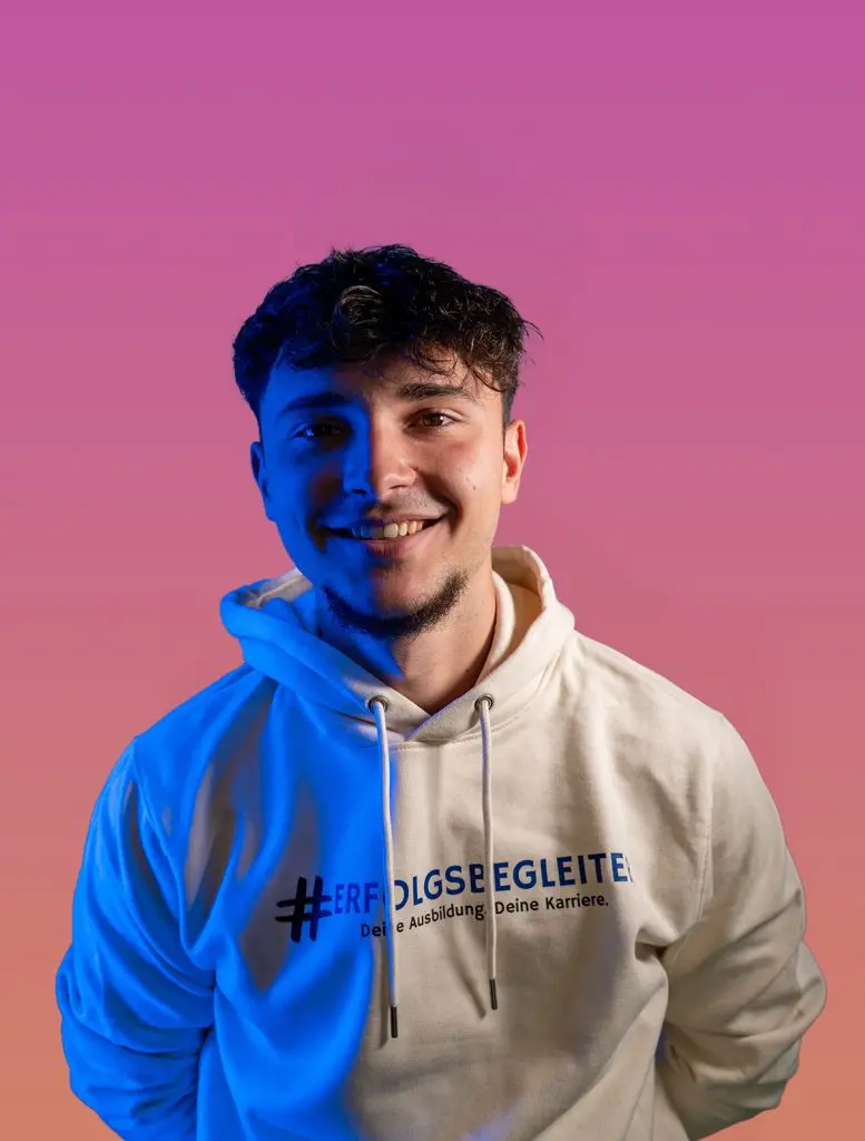 Maurice_Kreissparkasse Startseite: Lachender junger Mann, Maurice, mit Kapuzenpullover Kreissparkasse.