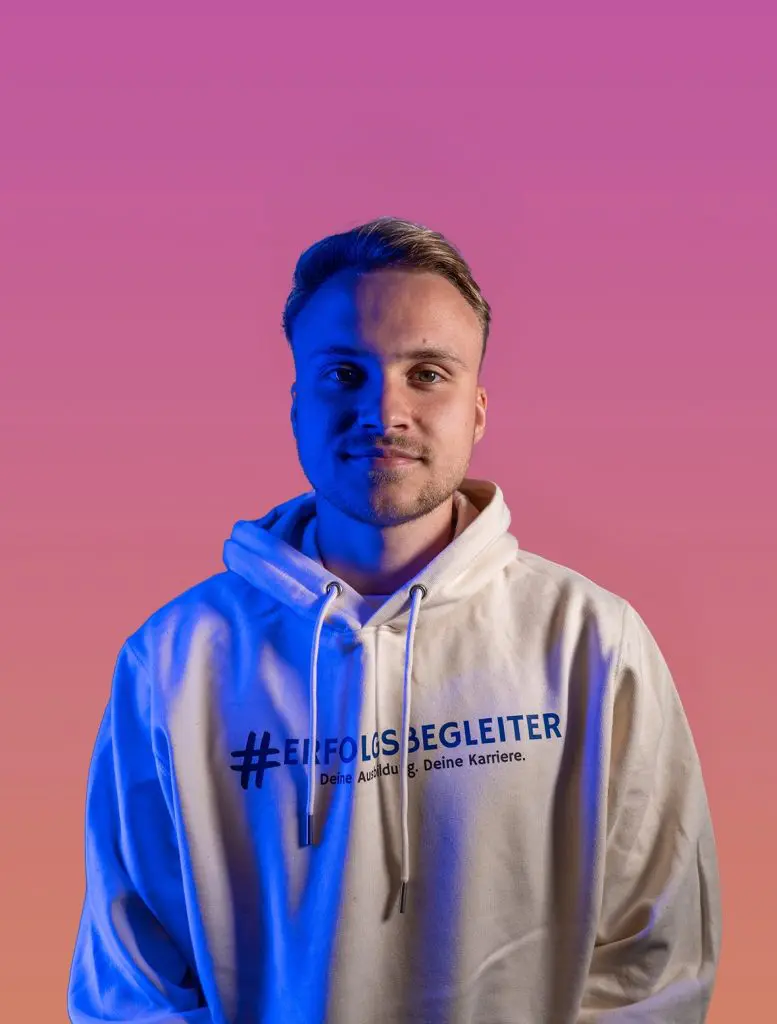 Mika_vanDorsten Mika van Dorsten, Porträt. Mann mit Hoodie #ERFOLGSBEGLEITER. Startseite.