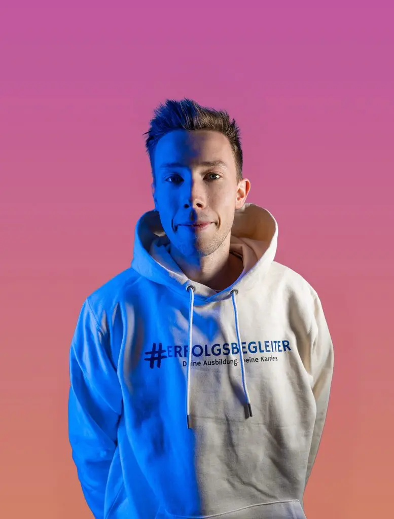 Silas_Vrielmann Silas Vrielmann, Porträt. Mann mit Hoodie #Erfolgsbegleiter. Startseite.