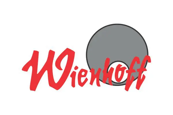 Wienhof Wienhof Logo, roter Schriftzug mit grauem Kreis. Startseite.
