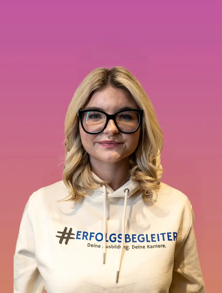 Celina, Modehaus Schulte Karrierebotschafterin mit Brille und Hoodie #ERFOLGSBEGLEITER.