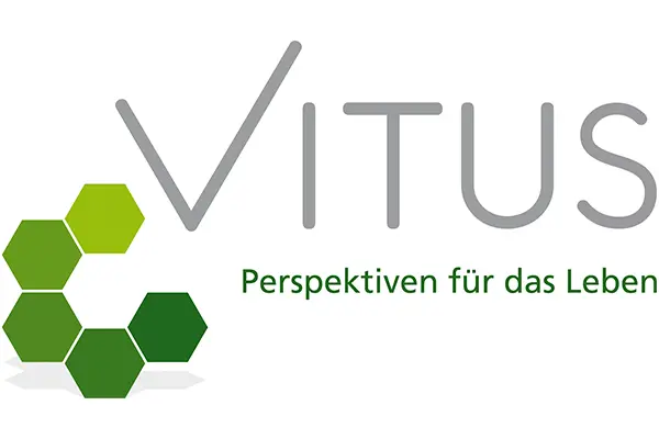 Vitus_HH Vitus Startseite Logo: Grauer Schriftzug mit grünem Hexagon-Symbol und dem Slogan "Perspektiven für das Leben".