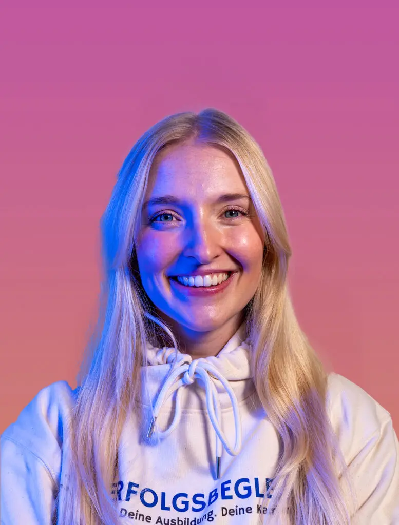 Wiebke, Karrierebotschafterin mit blonden Haaren lächelt in die Kamera.