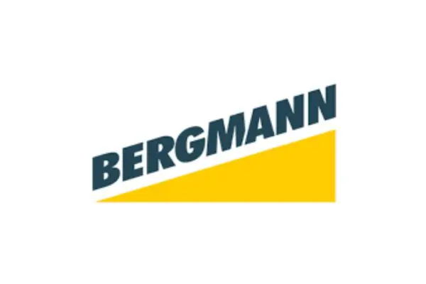 Bergmann Logo: Schriftzug in Blau auf gelbem Hintergrund, schräg dargestellt. Bergmann Logo.