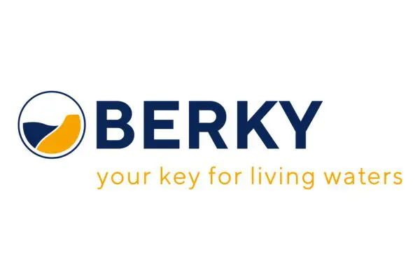 Berky Logo: Blaues Firmenlogo mit Symbol fu00fcr Trinkwasseraufbereitung und dem Slogan "your key for living waters". Berkey Wasserfilter Logo.