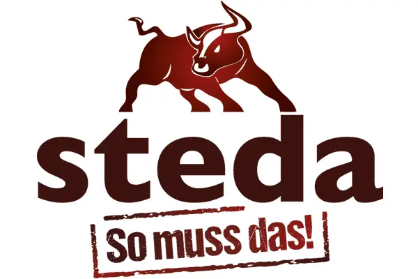 steda_Homepage Steda Homepage: Logo mit stilisiertem, braunem Stier und dem Schriftzug "steda. So muss das!" für Unternehmen.