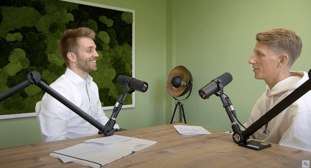 Leon und Norman im Gespräch: Zwei Männer, Mikrofone, Podcast über Umwege, Chancen und Erfolg.