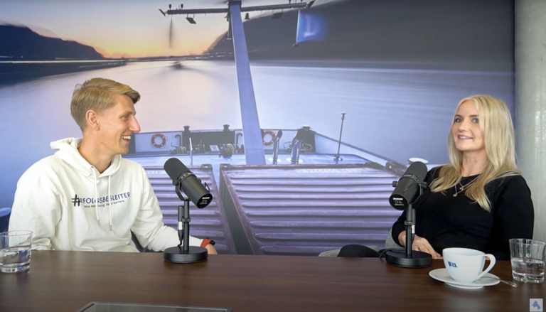 Daphne Scherer und Leon am Mikrofon, Tisch. Erfolgsbegleiter für Azubis und Fachkräfte.